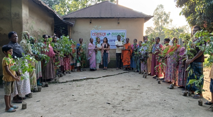 ঠাকুরগাঁওয়ে গাছের চারা বিতরণ করল বসুন্ধরা শুভসংঘ